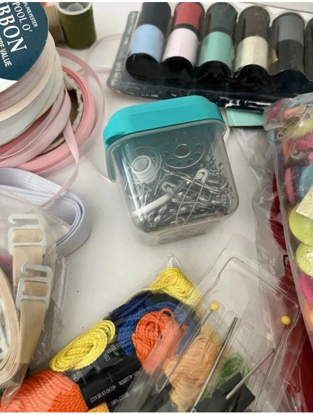 Lot Bulk Of Sewing, Notions, Ribbons, Needles, Pins, Buttons, Vintage Threads - Picture 7 of 8